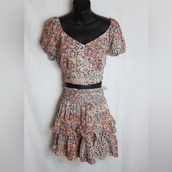 JAPNA Two-piece Outfit | Floral skirt and crop top - Picture 8 of 10